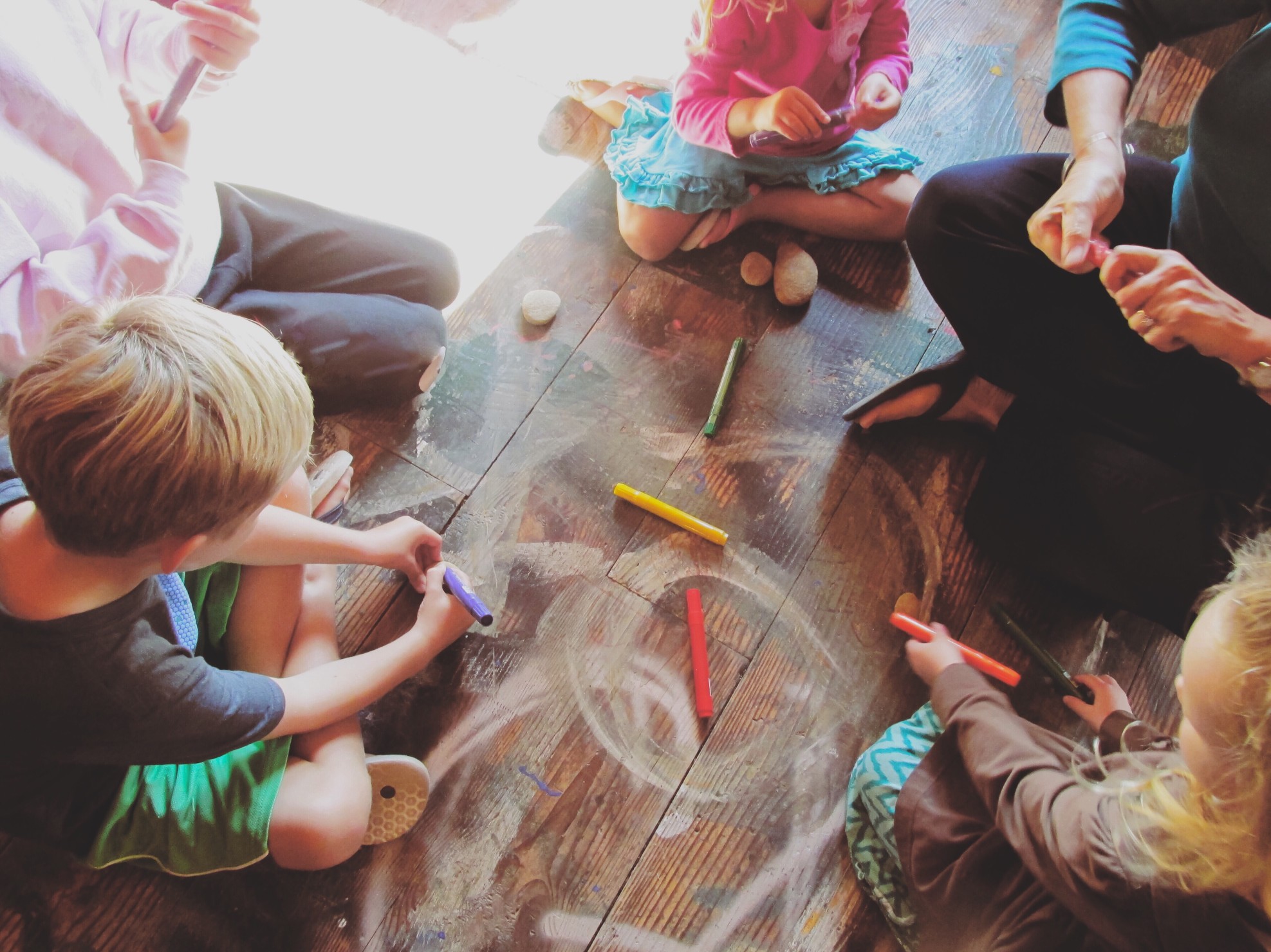 Enfant souriant lors d'un atelier peinture avec sa nounou à Rennes