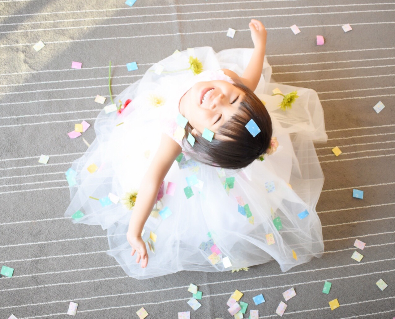 Petite fille heureuse jouant avec sa nounou My Little Nounou